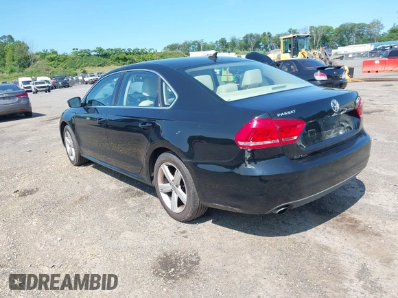 2013 Volkswagen Passat SE z VIN 1VWBP7A37DC080758, wystawiony jako IAAI lot #42409757 z przebiegiem 122 052 mil mil oraz . Historia ofert i sprzedaży dostępna na DreamBid. Obrazek 3.