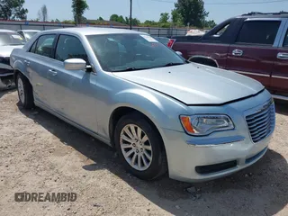 2013 Chrysler 300 z VIN 2C3CCAAG4DH728383, wystawiony jako IAAI lot #42243346 z przebiegiem 208 955 mil mil oraz . Historia ofert i sprzedaży dostępna na DreamBid. Obrazek 1.