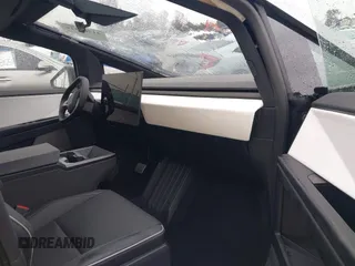2025 Tesla Cybertruck с VIN 7G2CEHED8SA059806, выставлен на аукционе IAAI как лот 41706116 с пробегом 212 миль миль и . История ставок и продаж доступна на DreamBid. Изображение 5.