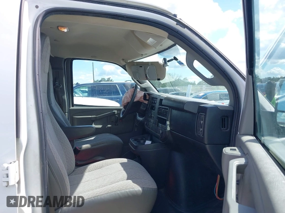2017 GMC Savana Cargo Van with VIN 1GTW7AFF1H1913587, listed as a IAAI auction lot 40216941 with 269,708 mi miles. Bid and sale history available at carsss.com. Image 5.