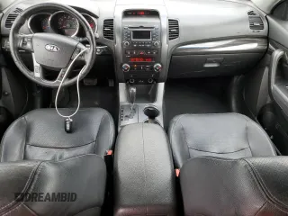 2011 Kia Sorento EX z VIN 5XYKU4A25BG002005, wystawiony jako Copart lot #56504425 z przebiegiem 192 744 mil mil oraz Szkoda całkowita • Salvage title. Historia ofert i sprzedaży dostępna na DreamBid. Obrazek 8.