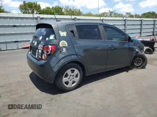 2013 Chevrolet Sonic LS z VIN 1G1JA6SH2D4136905, wystawiony jako Copart lot #55980485 z przebiegiem 176 857 mil mil oraz Nie do naprawy • Non repairable. Historia ofert i sprzedaży dostępna na DreamBid. Obrazek 3.