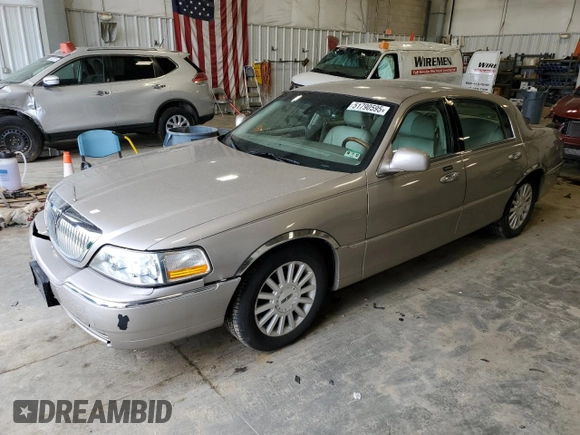 2003 Lincoln Town Car Signature z VIN 1LNHM82W13Y660122, wystawiony jako Copart lot #51790595 z przebiegiem 151 371 mil mil oraz Nie do naprawy • Non repairable. Historia ofert i sprzedaży dostępna na DreamBid. Obrazek 1.