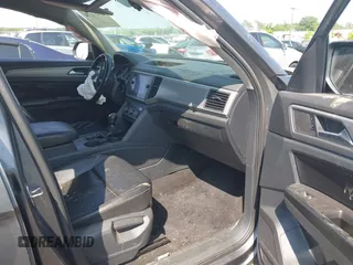 2018 Volkswagen Atlas SE with VIN 1V2KR2CA3JC504717, listed as a IAAI auction lot 42414174 with 105,909 mi miles and . Bid and sale history available at DreamBid. Image 5.