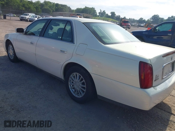 2004 Cadillac DeVille DHS z VIN 1G6KE57Y24U260694, wystawiony jako IAAI lot #42235533 z przebiegiem 156 689 mil mil oraz . Historia ofert i sprzedaży dostępna na DreamBid. Obrazek 3.