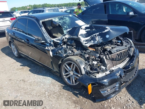 2013 Mercedes-Benz C 300 Sport z VIN WDDGF8AB3DG123189, wystawiony jako IAAI lot #42201267 z przebiegiem 127 315 mil mil oraz . Historia ofert i sprzedaży dostępna na DreamBid. Obrazek 1.