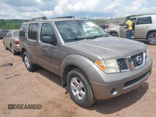 2006 Nissan Pathfinder SE z VIN 5N1AR18U26C642469, wystawiony jako IAAI lot #42465897 z przebiegiem 221 356 mil mil oraz . Historia ofert i sprzedaży dostępna na DreamBid. Obrazek 1.