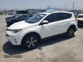 2018 Toyota RAV4 XLE z VIN JTMWFREVXJD118021, wystawiony jako Copart lot #58845805 z przebiegiem 108 068 mil mil oraz Szkoda całkowita • Salvage title. Historia ofert i sprzedaży dostępna na DreamBid. Obrazek 1.