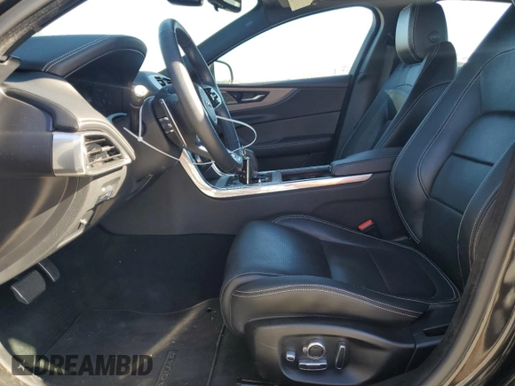 2020 Jaguar XE R-Dynamic S z VIN SAJAT4GX5LCP66123, wystawiony jako Copart lot #79712574 z przebiegiem 10 274 mil mil oraz Szkody całkowita. Historia ofert i sprzedaży dostępna na DreamBid. Obrazek 7.