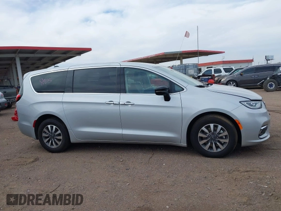 2024 Chrysler Pacifica Hybrid Select z VIN 2C4RC1S78RR188462, wystawiony jako IAAI lot #41813616 z przebiegiem 18 589 mil mil oraz . Historia ofert i sprzedaży dostępna na DreamBid. Obrazek 12.