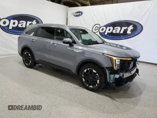 2024 Kia Sorento S z VIN 5XYRL4JC4RG257605, wystawiony jako Copart lot #56422215 z przebiegiem 24 422 mil mil oraz Czysty tytuł • Clean title. Historia ofert i sprzedaży dostępna na DreamBid. Obrazek 4.