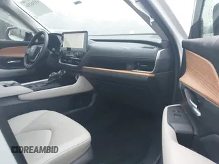 2024 Toyota Highlander XLE z VIN 5TDAAAA59RS011154, wystawiony jako IAAI lot #41243314 z przebiegiem 28 555 mil mil oraz . Historia ofert i sprzedaży dostępna na DreamBid. Obrazek 5.