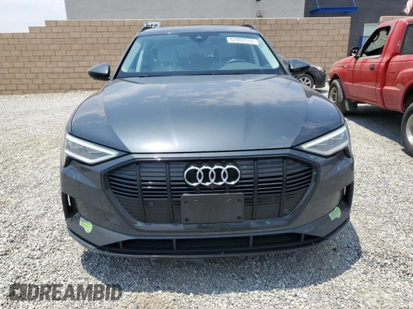 2023 Audi e-tron Premium Plus z VIN WA1LAAGE8PB024508, wystawiony jako Copart lot #62882574 z przebiegiem 20 633 mil mil oraz Szkoda całkowita • Salvage title. Historia ofert i sprzedaży dostępna na DreamBid. Obrazek 5.