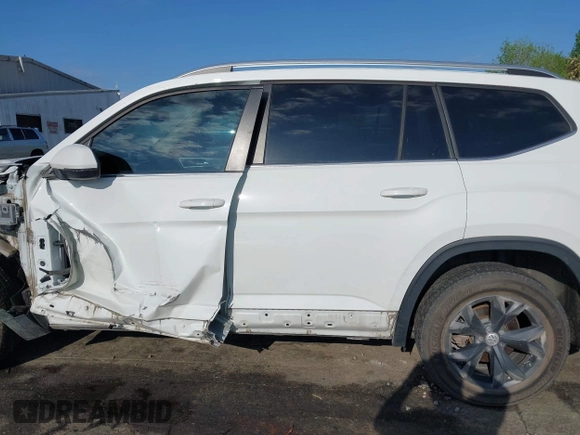 2018 Volkswagen Atlas SE with VIN 1V2CR2CAXJC548220, listed as a IAAI auction lot 41983957 with 118,371 mi miles and . Bid and sale history available at DreamBid. Image 14.