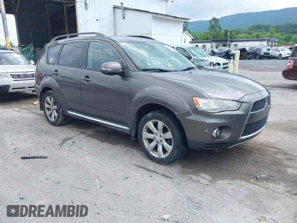2010 Mitsubishi Outlander XLS z VIN JA4JT4AX6AZ003099, wystawiony jako IAAI lot #42458993 z przebiegiem 218 614 mil mil oraz . Historia ofert i sprzedaży dostępna na DreamBid. Obrazek 1.