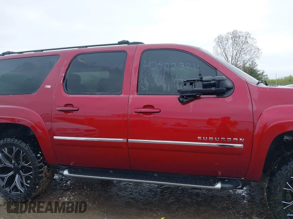 2010 Chevrolet Suburban LT with VIN 1GNUKJE38AR274572, listed as a IAAI auction lot 42022321 with 260,690 mi miles. Bid and sale history available at carsss.com. Image 14.
