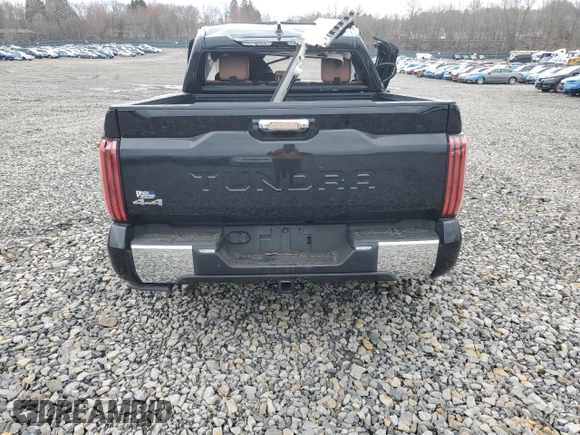 2024 Toyota Tundra 1794 Edition z VIN 5TFMA5DB4RX185682, wystawiony jako Copart lot #52884035 z przebiegiem Nie podano mil oraz Szkoda całkowita • Salvage title. Historia ofert i sprzedaży dostępna na DreamBid. Obrazek 6.