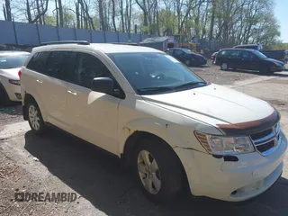 2015 Dodge Journey SE z VIN 3C4PDCAB5FT566008, wystawiony jako IAAI lot #42141945 z przebiegiem 116 353 mil mil oraz . Historia ofert i sprzedaży dostępna na DreamBid. Obrazek 1.