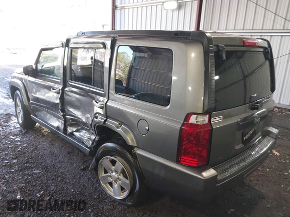 2008 Jeep Commander Sport z VIN 1J8HH48K08C167681, wystawiony jako IAAI lot #41822546 z przebiegiem 155 572 mil mil oraz . Historia ofert i sprzedaży dostępna na DreamBid. Obrazek 3.