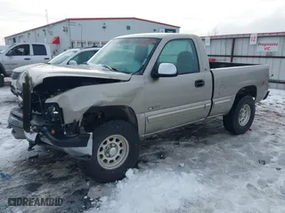 2000 Chevrolet Silverado 1500 with VIN 1GCEK14T1YZ362274, listed as a IAAI auction lot 41636856 with 136,879 mi miles. Bid and sale history available at carsss.com. Image 2.