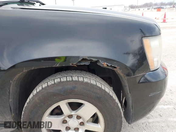 2008 Chevrolet Tahoe Police z VIN 1GNEC030X8R246979, wystawiony jako IAAI lot #41714414 z przebiegiem 209 942 mil mil oraz . Historia ofert i sprzedaży dostępna na DreamBid. Obrazek 6.