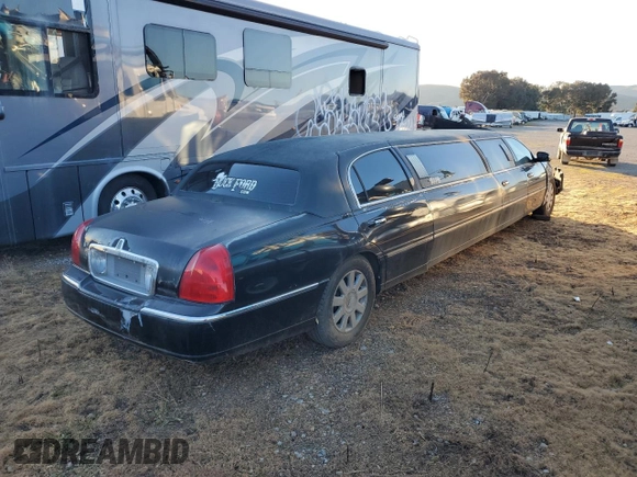 2003 Lincoln Town Car Executive z VIN 1L1FM81W23Y609867, wystawiony jako Copart lot #89137665 z przebiegiem 175 211 mil mil oraz Szkoda całkowita • Salvage title. Historia ofert i sprzedaży dostępna na DreamBid. Obrazek 3.