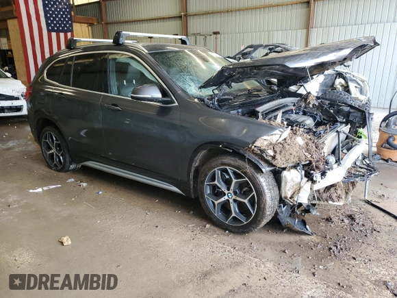 2018 BMW X1 xDrive28i z VIN WBXHT3C31J5L28049, wystawiony jako Copart lot #57496465 z przebiegiem 117 591 mil mil oraz Czysty tytuł • Clean title. Historia ofert i sprzedaży dostępna na DreamBid. Obrazek 4.