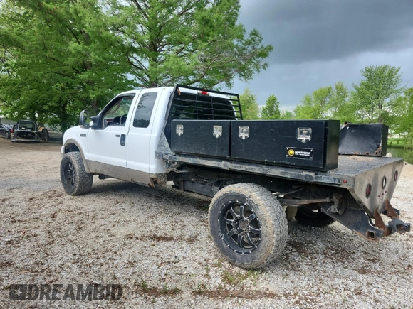 2006 Ford F-350 XL with VIN 1FTWX31P26EC18343, listed as a Copart auction lot 55652265 with 303,085 mi miles and Clean Title. Bid and sale history available at DreamBid. Image 3.