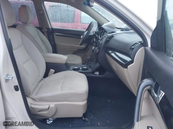 2011 Kia Sorento LX with VIN 5XYKT3A12BG094744, listed as a IAAI auction lot 41269618 with 199,618 mi miles. Bid and sale history available at carsss.com. Image 5.