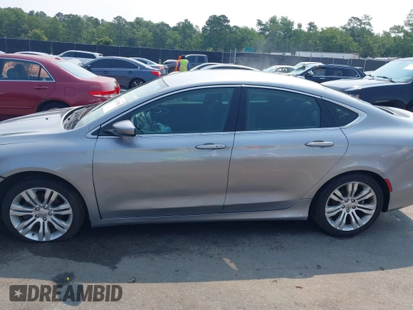 2015 Chrysler 200 Limited z VIN 1C3CCCAB5FN545827, wystawiony jako IAAI lot #42370385 z przebiegiem 134 318 mil mil oraz . Historia ofert i sprzedaży dostępna na DreamBid. Obrazek 14.