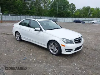 2014 Mercedes-Benz C 250 Sport z VIN WDDGF4HB0ER312905, wystawiony jako IAAI lot #42345978 z przebiegiem 108 812 mil mil oraz . Historia ofert i sprzedaży dostępna na DreamBid. Obrazek 1.