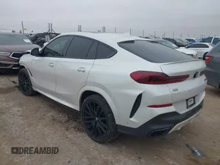 2021 BMW X6 M50i z VIN 5UXCY8C01M9E51506, wystawiony jako IAAI lot #41538726 z przebiegiem Nie podano mil oraz . Historia ofert i sprzedaży dostępna na DreamBid. Obrazek 3.