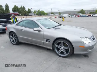 2005 Mercedes-Benz SL 500 z VIN WDBSK75F75F102486, wystawiony jako IAAI lot #42129769 z przebiegiem 61 246 mil mil oraz . Historia ofert i sprzedaży dostępna na DreamBid. Obrazek 1.