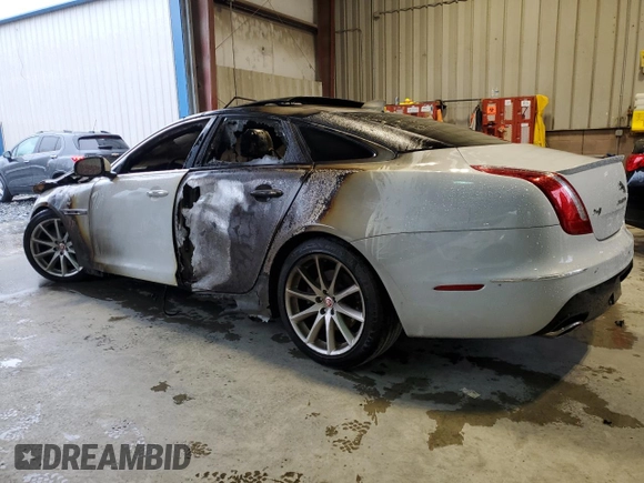 2016 Jaguar XJ R-Sport z VIN SAJWJ1CD8G8W02055, wystawiony jako Copart lot #52135285 z przebiegiem Nie podano mil oraz Nie do naprawy • Non repairable. Historia ofert i sprzedaży dostępna na DreamBid. Obrazek 2.