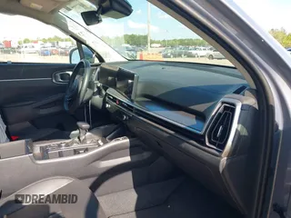 2024 Kia Sorento S z VIN 5XYRL4JC1RG265371, wystawiony jako IAAI lot #40450437 z przebiegiem 14 620 mil mil oraz . Historia ofert i sprzedaży dostępna na DreamBid. Obrazek 5.