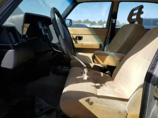 1993 Volvo 240 z VIN YV1AS8808P1489831, wystawiony jako Copart lot #72439554 z przebiegiem 147 232 mil mil oraz Tytuł czysty. Historia ofert i sprzedaży dostępna na DreamBid. Obrazek 7.