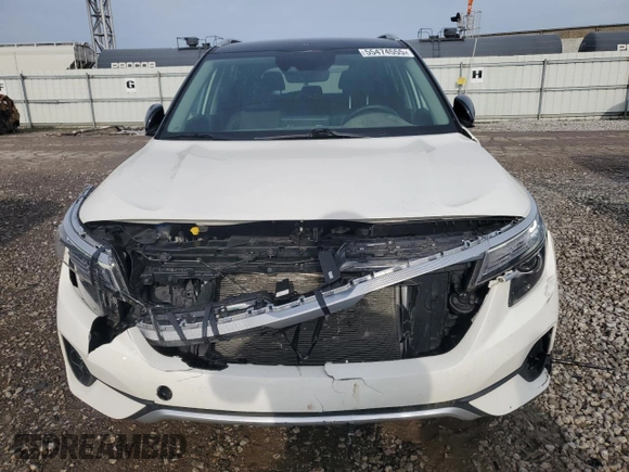 2022 Kia Seltos S z VIN KNDEUCAAXN7296906, wystawiony jako Copart lot #55474555 z przebiegiem 41 059 mil mil oraz Szkoda całkowita • Salvage title. Historia ofert i sprzedaży dostępna na DreamBid. Obrazek 5.