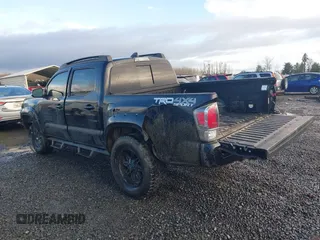 2020 Toyota Tacoma SR5 z VIN 5TFCZ5AN9LX216032, wystawiony jako IAAI lot #41448197 z przebiegiem 128 581 mil mil oraz . Historia ofert i sprzedaży dostępna na DreamBid. Obrazek 3.