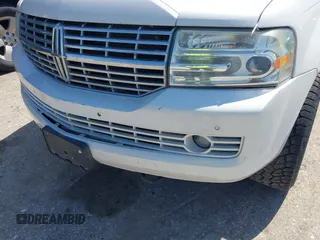 2009 Lincoln Navigator z VIN 5LMFU27509EJ00460, wystawiony jako IAAI lot #42251045 z przebiegiem 141 330 mil mil oraz . Historia ofert i sprzedaży dostępna na DreamBid. Obrazek 12.