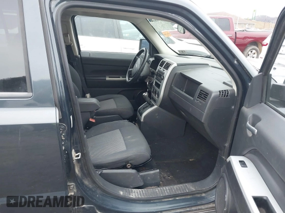 2008 Jeep Patriot Sport with VIN 1J8FF28W48D660679, listed as a IAAI auction lot 41496864 with 163,637 mi miles. Bid and sale history available at carsss.com. Image 5.