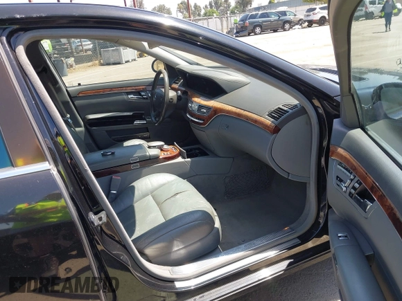 2007 Mercedes-Benz S 550 with VIN WDDNG71X07A040238, listed as a IAAI auction lot 42213229 with 297,635 mi miles and . Bid and sale history available at carsss.com. Image 5.