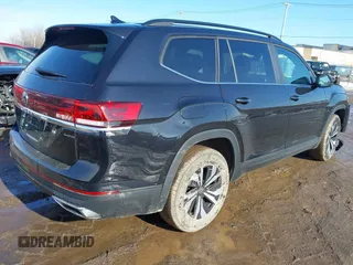 2024 Volkswagen Atlas SE z VIN 1V2LR2CA5RC576809, wystawiony jako IAAI lot #41652203 z przebiegiem 11 300 mil mil oraz . Historia ofert i sprzedaży dostępna na DreamBid. Obrazek 4.