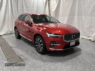 2023 Volvo XC60 Plus Bright Theme z VIN YV4L12RE2P1256890, wystawiony jako Copart lot #56989645 z przebiegiem 106 935 mil mil oraz Czysty tytuł • Clean title. Historia ofert i sprzedaży dostępna na DreamBid. Obrazek 1.