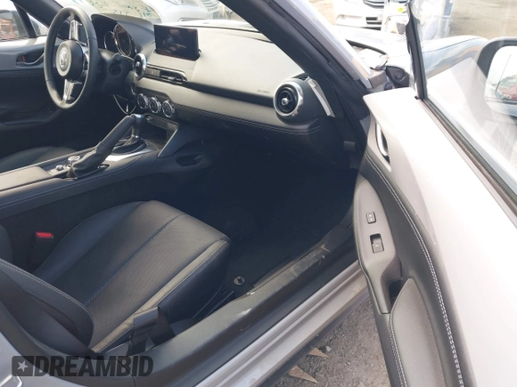 2024 Mazda MX-5 Miata Grand Touring z VIN JM1NDAM76R0602860, wystawiony jako IAAI lot #41346197 z przebiegiem 1 891 mil mil oraz . Historia ofert i sprzedaży dostępna na DreamBid. Obrazek 5.