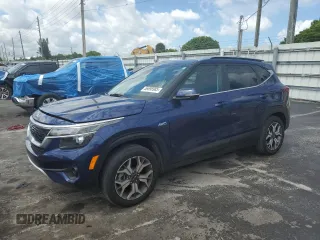 2021 Kia Seltos EX z VIN KNDERCAA9M7219461, wystawiony jako Copart lot #56696985 z przebiegiem 35 671 mil mil oraz Szkody całkowita. Historia ofert i sprzedaży dostępna na DreamBid. Obrazek 1.