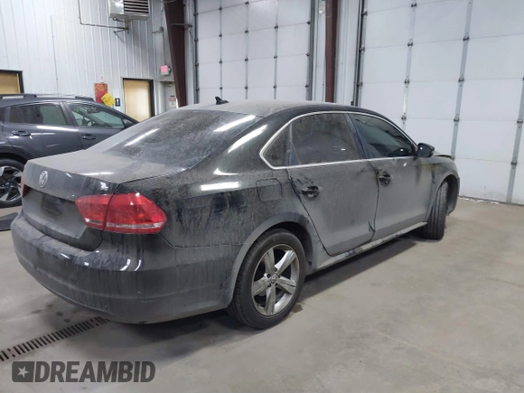 2013 Volkswagen Passat SE z VIN 1VWBH7A38DC085268, wystawiony jako IAAI lot #41811430 z przebiegiem 155 813 mil mil oraz . Historia ofert i sprzedaży dostępna na DreamBid. Obrazek 4.