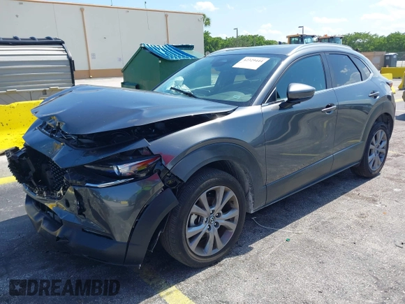 2025 Mazda CX-30 S Carbon Edition z VIN 3MVDMBCMXSM751668, wystawiony jako IAAI lot #42329444 z przebiegiem 16 735 mil mil oraz . Historia ofert i sprzedaży dostępna na DreamBid. Obrazek 2.