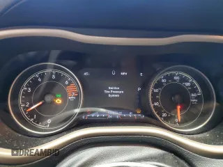 2018 Jeep Cherokee Limited z VIN 1C4PJMDB7JD614682, wystawiony jako Copart lot #52848895 z przebiegiem 137 873 mil mil oraz Szkoda całkowita • Salvage title. Historia ofert i sprzedaży dostępna na DreamBid. Obrazek 9.
