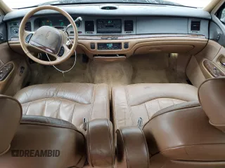 1995 Lincoln Town Car Executive z VIN 1LNLM81W4SY748883, wystawiony jako Copart lot #51976375 z przebiegiem 123 506 mil mil oraz Szkody całkowita. Historia ofert i sprzedaży dostępna na DreamBid. Obrazek 8.