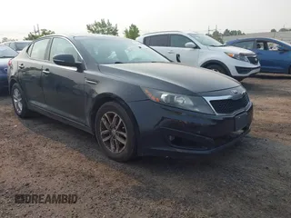 2013 Kia Optima LX z VIN 5XXGM4A7XDG256530, wystawiony jako IAAI lot #42383186 z przebiegiem 223 694 mil mil oraz . Historia ofert i sprzedaży dostępna na DreamBid. Obrazek 1.